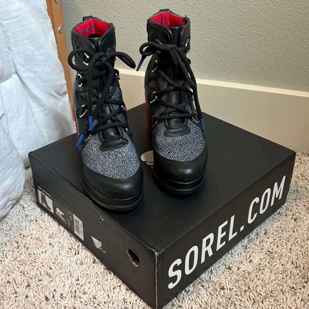 Sorel black lace shatter boot size 7, red heel, waterproof